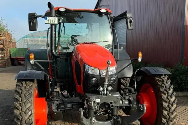 A tractor with a track width of 2.40 m, specially adapted to this cultivation system. This allows it to drive over two dams at the same time.