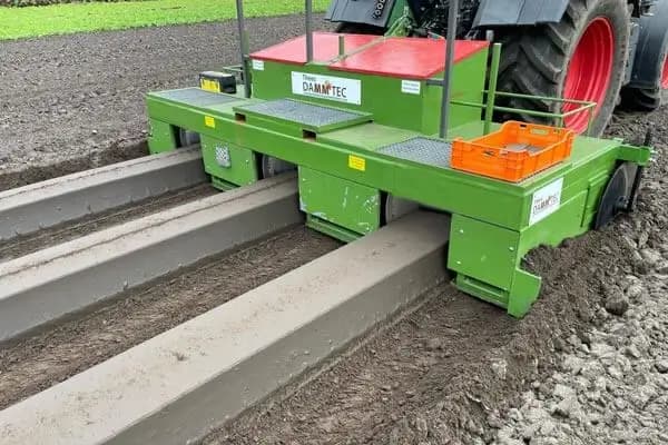 Topsoil dam machine